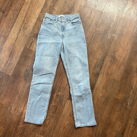 Abercrombie & Fitch. The 90’s straight ultra high rise jean. Curve love. - Picture 2 of 5